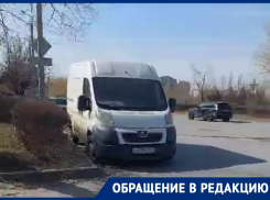 «Здесь часто происходят аварии»: водитель попросила установить знак «Остановка запрещена» на улице Кошевого