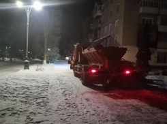 В Волгодонске провели обработку тротуаров пескосоляной смесью после снегопада