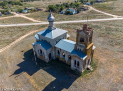 Волгодонец снял на видео в Цимлянском районе одну из первых в России железобетонных церквей