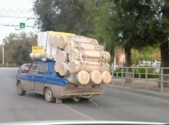 Все свое везу с собой: водитель «Жигулей» уместил стройматериалы на целую квартиру в одну машину