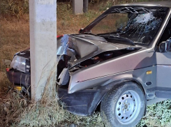 Водитель «девятки» врезался в столб на проспекте Лазоревом, а потом, пошатываясь, ушел в темноту 