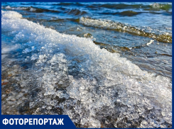 Ледяные волны на пляже в Цимлянске подарили ощущение сказки