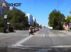 «Инстинкт самосохранения где?»: рискуя жизнью, женщины переходили дорогу на красный