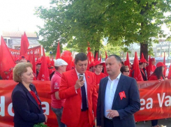 Депутат Госдумы Олег Пахолков участвует в первомайской демонстрации в Кишиневе