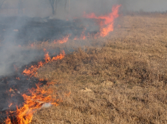 Возле жилых домов на Песчаной разгорелся пожар 