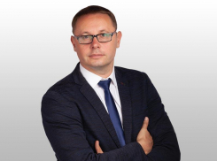 Новое оборудование в школы, сады и библиотеки, обустройство парковок во дворах: чем еще помог избирателям депутат Алексей Плотников в 2023 году 