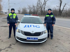 Экстренно доставили женщину в больницу: сотрудники ДПС помогли жительнице Морозовского района 