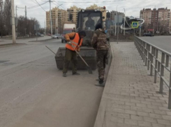 Работы по очистке дорог и прибордюрной части от песка и грязи ведутся в Волгодонске