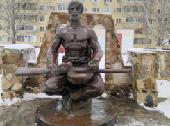 Оскверненную вандалами скульптуру восстановили в Волгодонске 