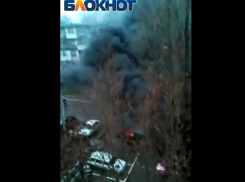 Черный столб дыма из горящей трансформаторной будки в спальном микрорайоне Волгодонска сняли на видео очевидцы  