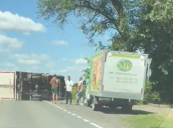 Грузовичок упал на бок: очередное ДТП на трассе Волгодонск – Ростов