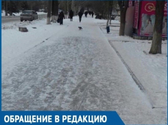 Заледеневшая пешеходная дорожка на центральной улице старой части Волгодонска возмутила горожан