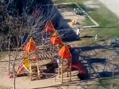 В Волгодонске «Яжмать» срезала сигнальную ленту на детской площадке, установленную из-за опасности коронавируса