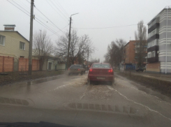 В Волгодонске из-за прорыва водовода затопило часть улицы Горького