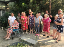 «Нам остается умереть на полянке возле дома»: пенсионеров и многодетные семьи обрекли на жизнь без крыши над головой 