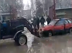 Машина и женщина провалились в затопленную низину на улице Волгодонской 