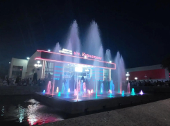Светомузыкальный фонтан на площади ДК имени Курчатова в День города заработал и засветился после капремонта