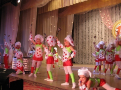 Волгодонский ансамбль «Жемчужины Дона» пригласил на свой день рождения самых маленьких танцоров города