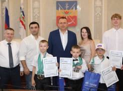 В администрации Волгодонска наградили юных, но уже знаменитых спортсменов