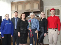 В Волгодонском районе ветерана Великой Отечественной войны поздравили с Днем защитника Отечества