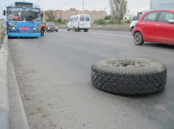 В Волгодонске на мосту у троллейбуса отвалилось колесо