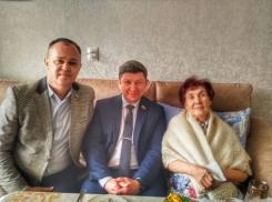 В Волгодонске депутаты поздравили женщин-ветеранов с наступающим 8 Марта