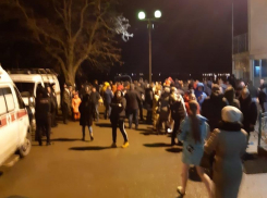 Сотни волгодонцев приехали в полночь в порт для купания в крещенской купели