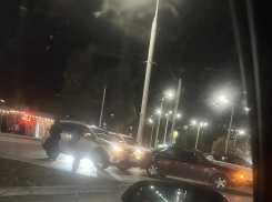 Столкнулись прямо на развороте: ДТП произошло возле Торговой площади в Волгодонске