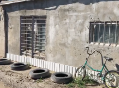 2-летняя девочка живет в жутком гараже недалеко от кладбища в Волгодонске