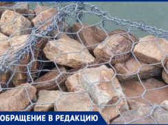 Огромные змеи скрываются между камнями на набережной в станице Романовская 