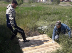 Бетонными плитами и деревянными щитами накрыли колодцы с утерянными крышками