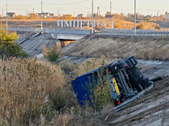 В Красноярской тонар врезался в столб, повис на ограждении, а после с жутким грохотом упал вниз