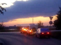 Странное и опасное признание в любви сделали на автодороге у залива Волгодонска