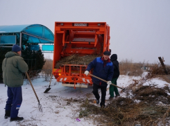 На борьбу с мусором на новом кладбище Волгодонска бросили новейший мусоровоз и вилы