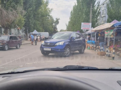 «На рынке как всегда беспредел»: наглый водитель припарковался на встречной полосе на рынке Волгодонска