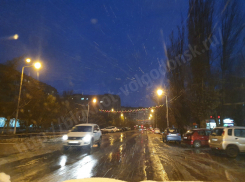 Припаркованные на проезжей части машины волгодонцев мешают уборочной технике 