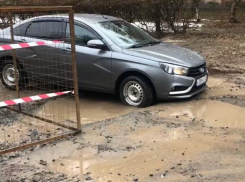 Снег растаял, ямы «всплыли»: автомобилисты Волгодонска попались в очередную дорожную ловушку