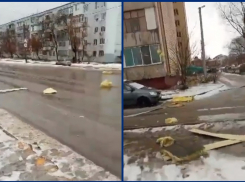 Бушующий ветер срывает обшивку с домов в Волгодонске