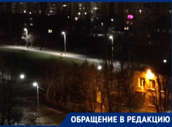 Неизвестные на мотоциклах весь вечер рассекали по стадиону школы №24 