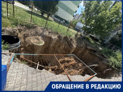 «В яму упадешь – костей не соберешь»: горожане просят надежно установить рухнувшие ограждения