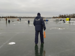Не уверен в прочности льда — не ступай на него: волгодонцам напомнили о правилах зимней рыбалки