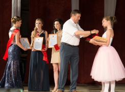 В Волгодонске более 40 выпускников 11-х классов получили золотые медали – итоги подвели на общегородском балу выпускников