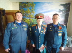 Сотрудники МЧС России лично поздравили ветерана ВОВ и пожарной охраны с Днем Победы 