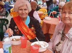 Волгодонских ветеранов угостили фронтовой кашей 