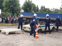 Двух зажатых в салоне автомобиля пострадавших извлекли спасатели в Волгодонске