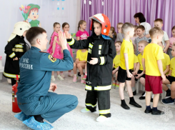 Зарядка с начальником пожарной части: в волгодонском детсаду прошла акция МЧС