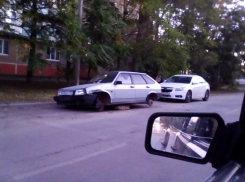 ВАЗ «разули» и оставили стоять на куске бетона в старой части Волгодонска