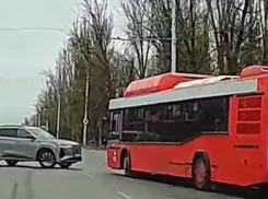 «Водитель года» по-волгодонски: лихач на иномарке развернулся через две сплошные и чуть не врезался в автобус 