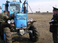 Жители Цимлянска устроили  налет на склад сельхозтехники под Мартыновкой