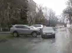 Невнимательный водитель врезался в машину пенсионера в Волгодонске 